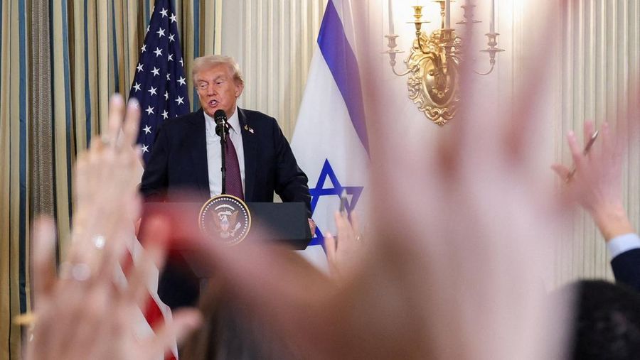 Presiden AS Donald Trump dan Perdana Menteri Israel Benjamin Netanyahu berjabat tangan pada konferensi pers bersama di Ruang Makan Negara di Gedung Putih di Washington, D.C., AS, 29 September 2025. (REUTERS/Jonathan Ernst)