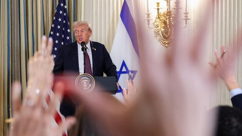 Presiden AS Donald Trump dan Perdana Menteri Israel Benjamin Netanyahu berjabat tangan pada konferensi pers bersama di Ruang Makan Negara di Gedung Putih di Washington, D.C., AS, 29 September 2025. (REUTERS/Jonathan Ernst)