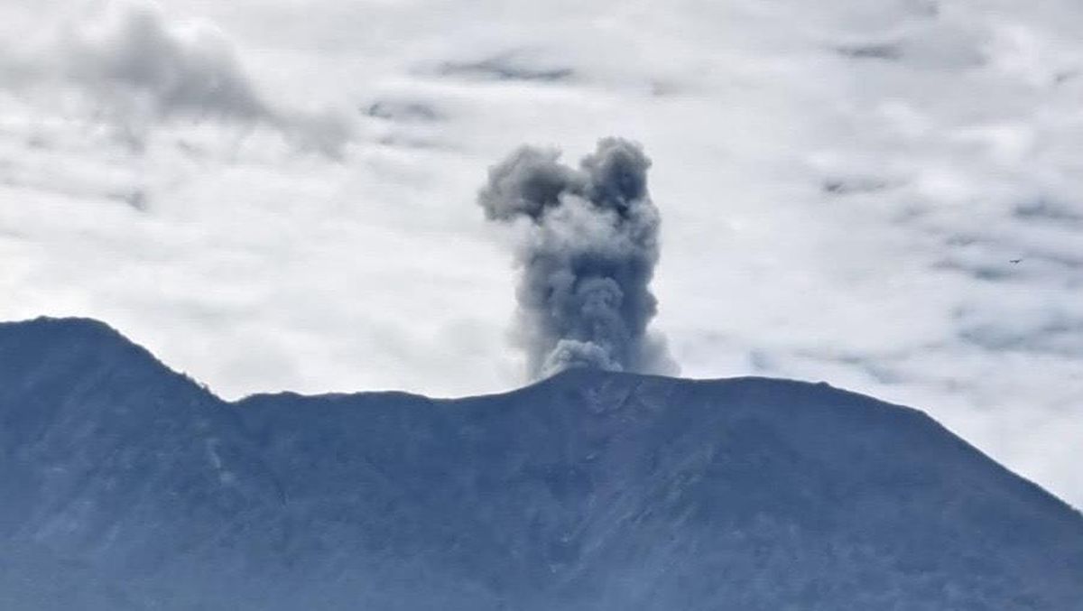 Ilustrasi berita Nasional: Gunung Marapi Erupsi, Hujan Abu Vulkanik Terjadi di Bukittinggi dan Agam