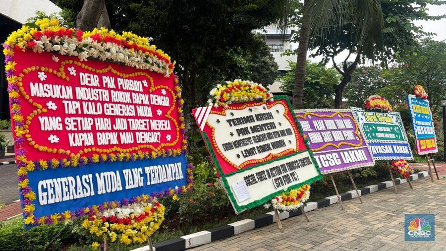 Kementerian Keuangan dibanjiri oleh karangan bunga yang dikirimkan untuk Menteri Keuangan Purbaya Yudhi Sadewa, Selasa (30/9/2025). (CNBC Indonesia/Zahwa Madjid)