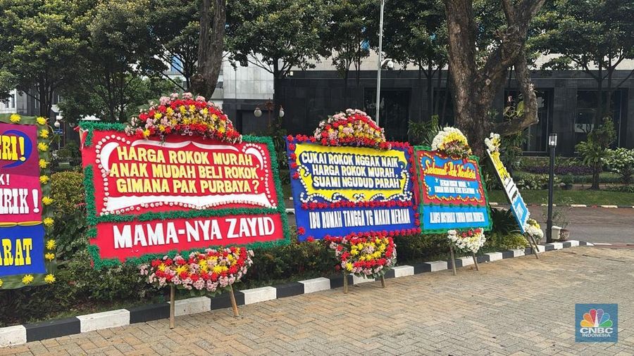 Kementerian Keuangan dibanjiri oleh karangan bunga yang dikirimkan untuk Menteri Keuangan Purbaya Yudhi Sadewa, Selasa (30/9/2025). (CNBC Indonesia/Zahwa Madjid)