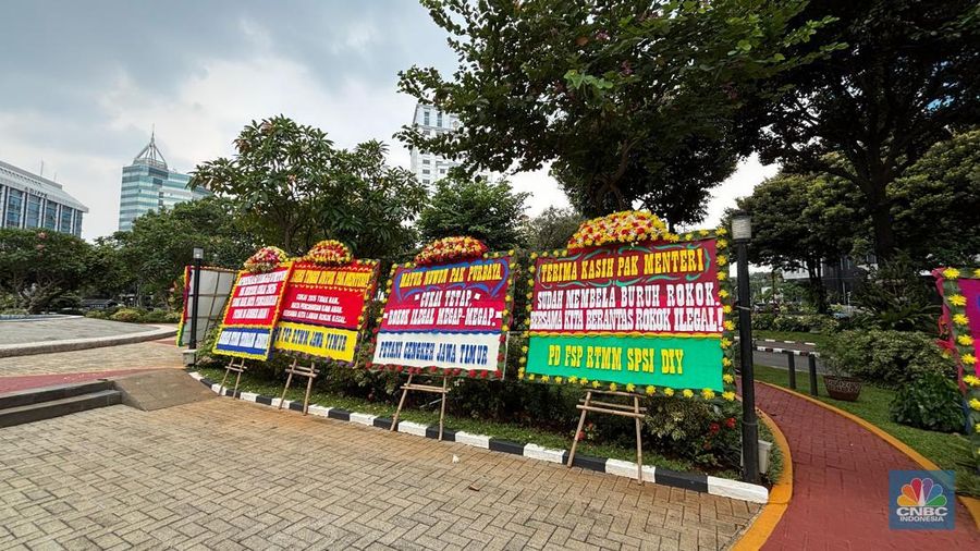 Kementerian Keuangan dibanjiri oleh karangan bunga yang dikirimkan untuk Menteri Keuangan Purbaya Yudhi Sadewa, Selasa (30/9/2025). (CNBC Indonesia/Zahwa Madjid)