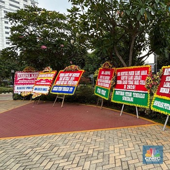 Potret Kantor Purbaya Dibanjiri Karangan Bunga Gara-Gara Cukai Rokok