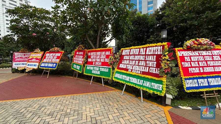 Kementerian Keuangan dibanjiri oleh karangan bunga yang dikirimkan untuk Menteri Keuangan Purbaya Yudhi Sadewa, Selasa (30/9/2025). (CNBC Indonesia/Zahwa Madjid)