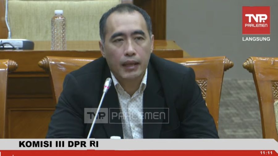 Kuasa hukum Kent Lisandi, Benny Wullur dalam Rapat Dengar Pendapat Umum di Komisi III DPR, Selasa (30/9/2025). (Tangkapan layar)