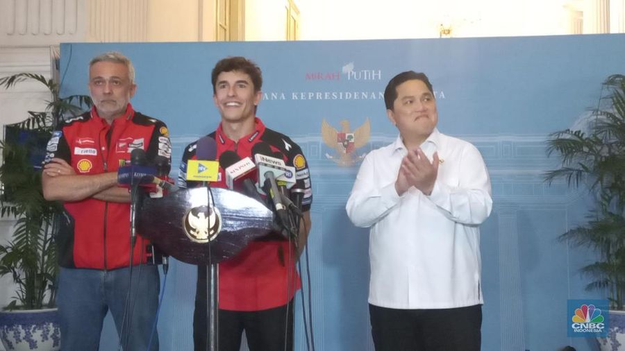 Menpora Erick Thohir bersama pebalap MotoGP dari tim Ducati Lenovo, Mark Marquez di Istana Negara, Selasa (30/9/2025). (CNBC Indonesia/Emir Yanwardhana)