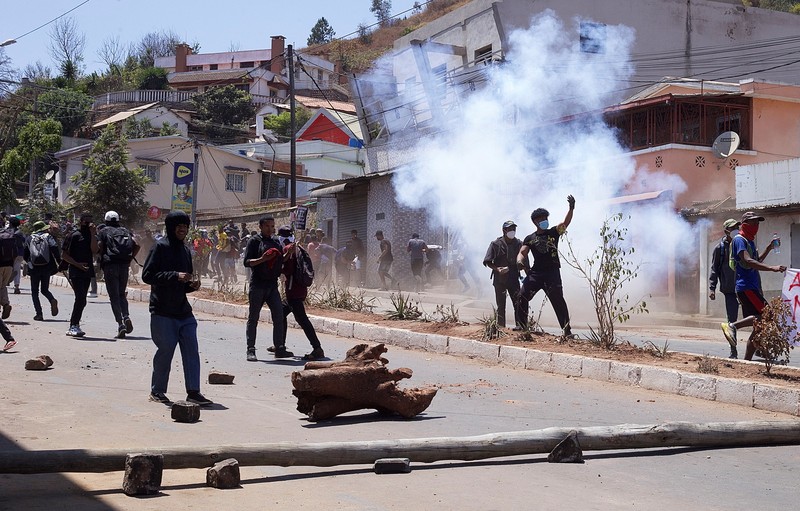 Polisi anti huru hara Malagasi menggunakan gas air mata untuk membubarkan pengunjuk rasa selama demonstrasi menentang pemadaman listrik dan kekurangan air yang sering terjadi, dekat Universitas Antananarivo, Madagaskar, 29 September 2025. (REUTERS/Zo Andrianjafy)