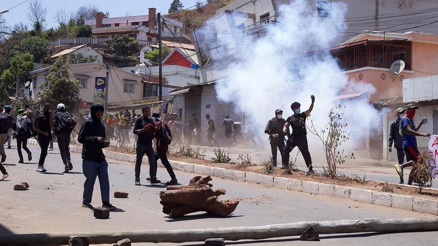 Polisi anti huru hara Malagasi menggunakan gas air mata untuk membubarkan pengunjuk rasa selama demonstrasi menentang pemadaman listrik dan kekurangan air yang sering terjadi, dekat Universitas Antananarivo, Madagaskar, 29 September 2025. (REUTERS/Zo Andrianjafy)