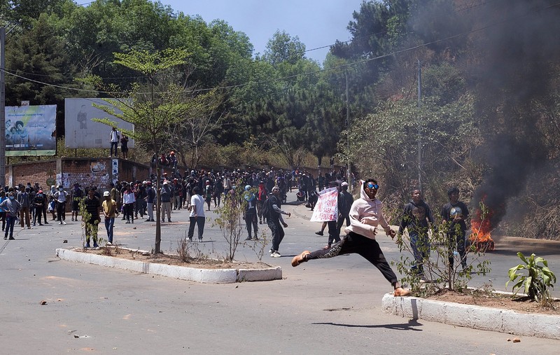 Polisi anti huru hara Malagasi menggunakan gas air mata untuk membubarkan pengunjuk rasa selama demonstrasi menentang pemadaman listrik dan kekurangan air yang sering terjadi, dekat Universitas Antananarivo, Madagaskar, 29 September 2025. (REUTERS/Zo Andrianjafy)