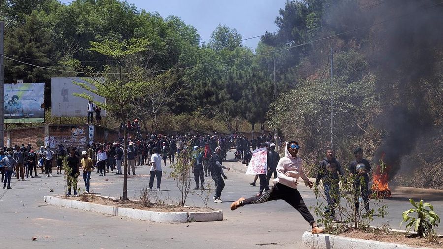 Polisi anti huru hara Malagasi menggunakan gas air mata untuk membubarkan pengunjuk rasa selama demonstrasi menentang pemadaman listrik dan kekurangan air yang sering terjadi, dekat Universitas Antananarivo, Madagaskar, 29 September 2025. (REUTERS/Zo Andrianjafy)