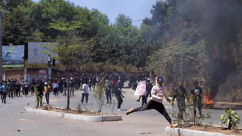Polisi anti huru hara Malagasi menggunakan gas air mata untuk membubarkan pengunjuk rasa selama demonstrasi menentang pemadaman listrik dan kekurangan air yang sering terjadi, dekat Universitas Antananarivo, Madagaskar, 29 September 2025. (REUTERS/Zo Andrianjafy)