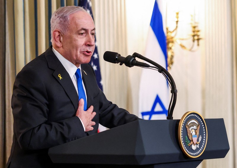 Presiden AS Donald Trump dan Perdana Menteri Israel Benjamin Netanyahu berjabat tangan pada konferensi pers bersama di Ruang Makan Negara di Gedung Putih di Washington, D.C., AS, 29 September 2025. (REUTERS/Jonathan Ernst)