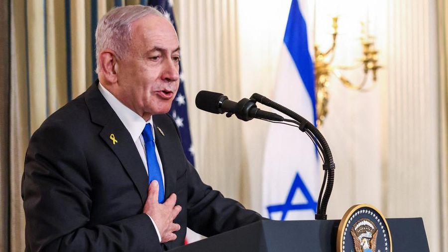 Perdana Menteri Israel Benjamin Netanyahu berbicara selama konferensi pers bersama dengan Presiden AS Donald Trump (tidak terlihat dalam gambar), di Ruang Makan Negara di Gedung Putih, di Washington, D.C., AS, 29 September 2025. (REUTERS/Kevin Lamarque)