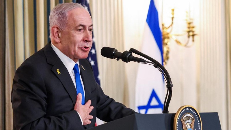 Presiden AS Donald Trump dan Perdana Menteri Israel Benjamin Netanyahu berjabat tangan pada konferensi pers bersama di Ruang Makan Negara di Gedung Putih di Washington, D.C., AS, 29 September 2025. (REUTERS/Jonathan Ernst)