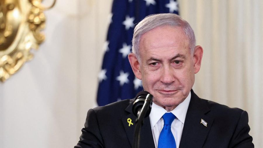 Perdana Menteri Israel Benjamin Netanyahu menghadiri konferensi pers bersama dengan Presiden AS Donald Trump (tidak terlihat) di Ruang Makan Negara di Gedung Putih di Washington, D.C., AS, 29 September 2025. (REUTERS/Jonathan Ernst)