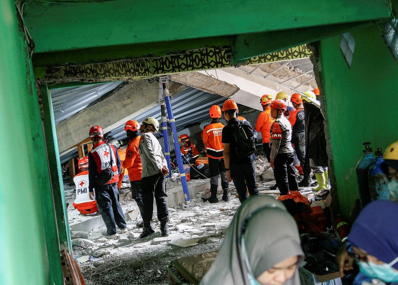 Petugas pencarian dan penyelamatan mencari korban di tengah reruntuhan bangunan setelah aula runtuh saat para siswa sedang salat di pondok pesantren Al-Khoziny di Sidoarjo, Jawa Timur, Indonesia, 29 September 2025. (Dok. Detikcom/Suparno)