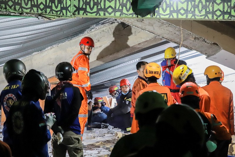 Petugas pencarian dan penyelamatan mencari korban di tengah reruntuhan bangunan setelah aula runtuh saat para siswa sedang salat di pondok pesantren Al-Khoziny di Sidoarjo, Jawa Timur, Indonesia, 29 September 2025. (Dok. Detikcom/Suparno)