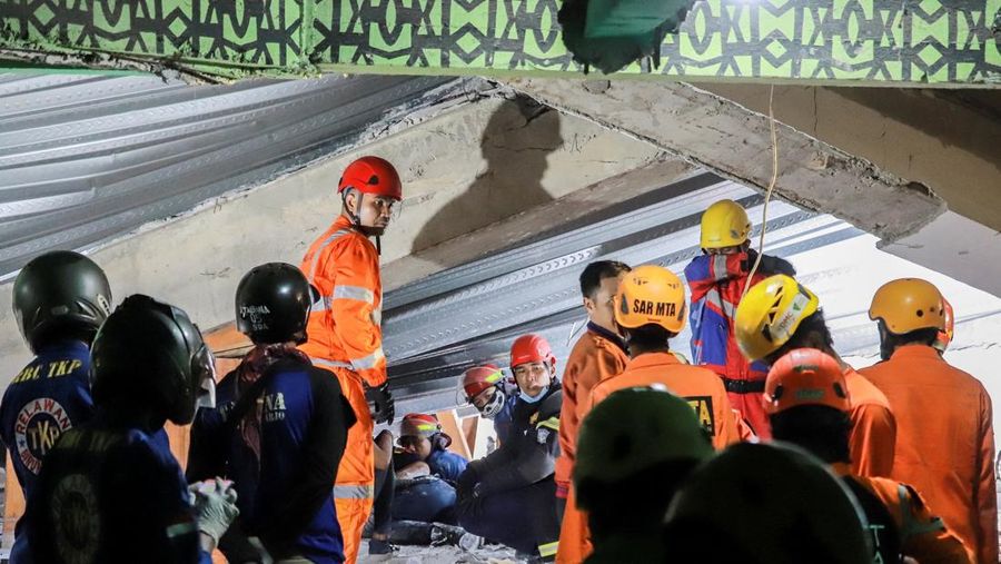 Petugas pencarian dan penyelamatan mencari korban di tengah reruntuhan bangunan setelah aula runtuh saat para siswa sedang salat di pondok pesantren Al-Khoziny di Sidoarjo, Jawa Timur, Indonesia, 29 September 2025. (Dok. Detikcom/Suparno)