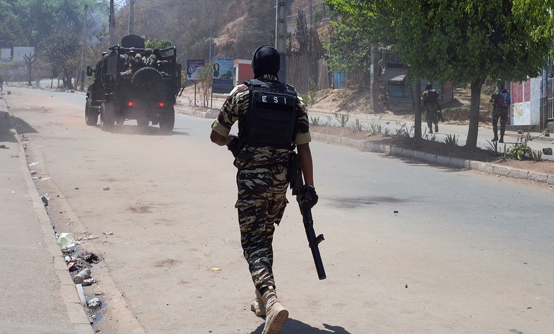 Polisi anti huru hara Malagasi menggunakan gas air mata untuk membubarkan pengunjuk rasa selama demonstrasi menentang pemadaman listrik dan kekurangan air yang sering terjadi, dekat Universitas Antananarivo, Madagaskar, 29 September 2025. (REUTERS/Zo Andrianjafy)