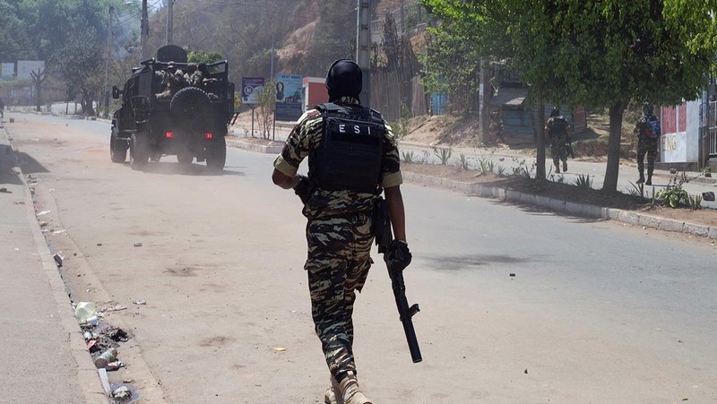 Polisi anti huru hara Malagasi menggunakan gas air mata untuk membubarkan pengunjuk rasa selama demonstrasi menentang pemadaman listrik dan kekurangan air yang sering terjadi, dekat Universitas Antananarivo, Madagaskar, 29 September 2025. (REUTERS/Zo Andrianjafy)