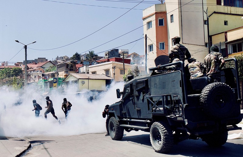 Polisi anti huru hara Malagasi menggunakan gas air mata untuk membubarkan pengunjuk rasa selama demonstrasi menentang pemadaman listrik dan kekurangan air yang sering terjadi, dekat Universitas Antananarivo, Madagaskar, 29 September 2025. (REUTERS/Zo Andrianjafy)