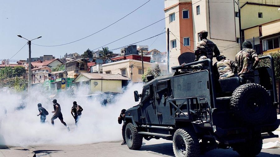 Polisi anti huru hara Malagasi menggunakan gas air mata untuk membubarkan pengunjuk rasa selama demonstrasi menentang pemadaman listrik dan kekurangan air yang sering terjadi, dekat Universitas Antananarivo, Madagaskar, 29 September 2025. (REUTERS/Zo Andrianjafy)