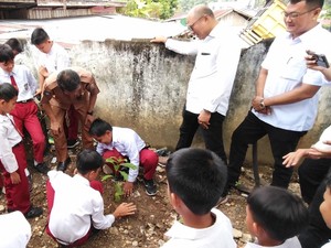 Antusias Siswa SD di Kuansing Menanam Pohon demi Kelestarian Lingkungan