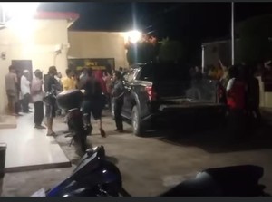 Ratusan Warga Datangi Polsek di Tapteng, Minta 3 Pencuri Sawit Dibebaskan