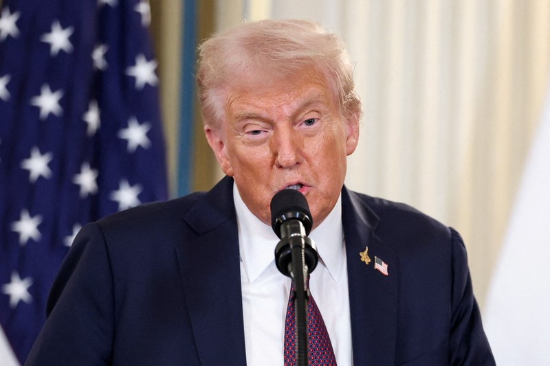 Presiden AS Donald Trump dan Perdana Menteri Israel Benjamin Netanyahu berjabat tangan pada konferensi pers bersama di Ruang Makan Negara di Gedung Putih di Washington, D.C., AS, 29 September 2025. (REUTERS/Jonathan Ernst)