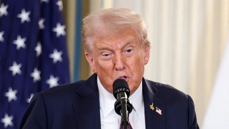 Presiden AS Donald Trump dan Perdana Menteri Israel Benjamin Netanyahu berjabat tangan pada konferensi pers bersama di Ruang Makan Negara di Gedung Putih di Washington, D.C., AS, 29 September 2025. (REUTERS/Jonathan Ernst)