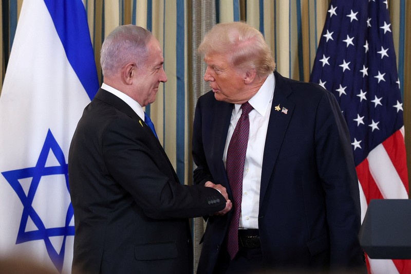 Presiden AS Donald Trump dan Perdana Menteri Israel Benjamin Netanyahu berjabat tangan pada konferensi pers bersama di Ruang Makan Negara di Gedung Putih di Washington, D.C., AS, 29 September 2025. (REUTERS/Jonathan Ernst)
