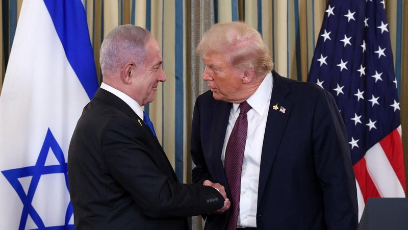 Presiden AS Donald Trump dan Perdana Menteri Israel Benjamin Netanyahu berjabat tangan pada konferensi pers bersama di Ruang Makan Negara di Gedung Putih di Washington, D.C., AS, 29 September 2025. (REUTERS/Jonathan Ernst)