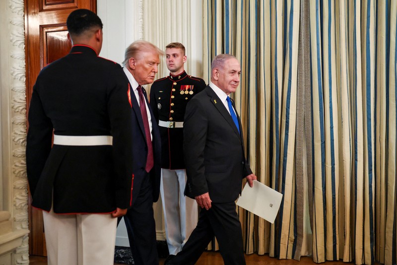 Presiden AS Donald Trump dan Perdana Menteri Israel Benjamin Netanyahu berjabat tangan pada konferensi pers bersama di Ruang Makan Negara di Gedung Putih di Washington, D.C., AS, 29 September 2025. (REUTERS/Jonathan Ernst)