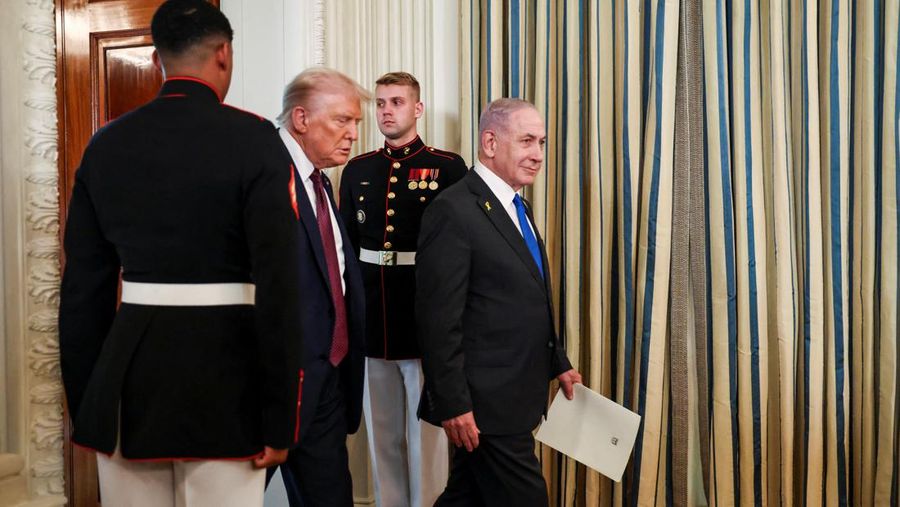 Presiden AS Donald Trump dan Perdana Menteri Israel Benjamin Netanyahu berjabat tangan pada konferensi pers bersama di Ruang Makan Negara di Gedung Putih di Washington, D.C., AS, 29 September 2025. (REUTERS/Jonathan Ernst)
