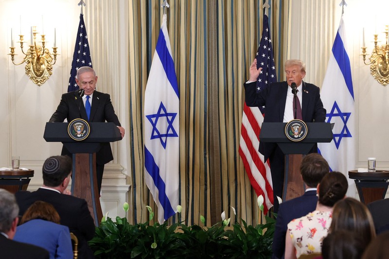 Presiden AS Donald Trump dan Perdana Menteri Israel Benjamin Netanyahu berjabat tangan pada konferensi pers bersama di Ruang Makan Negara di Gedung Putih di Washington, D.C., AS, 29 September 2025. Presiden AS Donald Trump dan Perdana Menteri Israel Benjamin Netanyahu berjabat tangan pada konferensi pers bersama di Ruang Makan Negara di Gedung Putih di Washington, D.C., AS, 29 September 2025. (REUTERS/Jonathan Ernst)