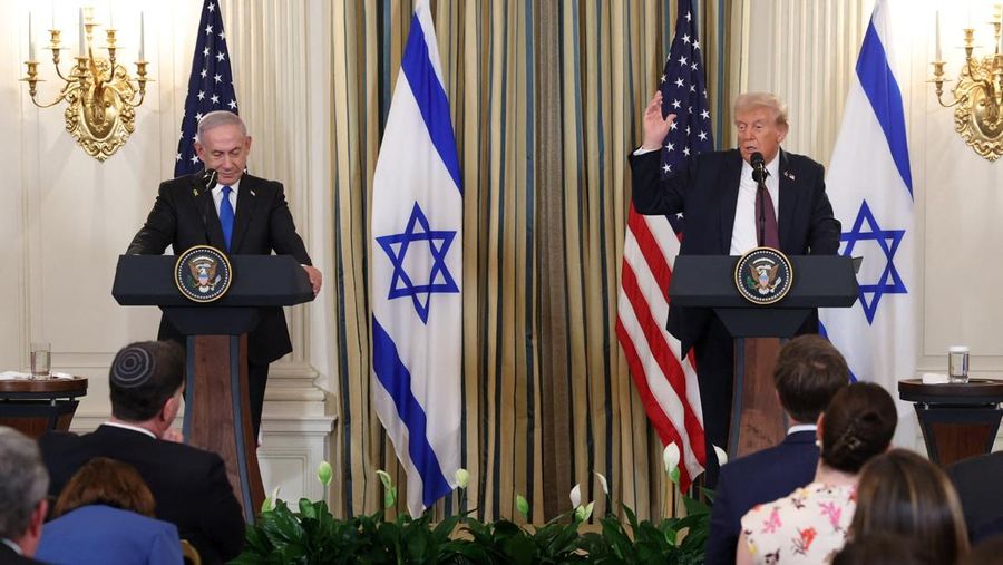 Presiden AS Donald Trump dan Perdana Menteri Israel Benjamin Netanyahu mengadakan konferensi pers bersama di Ruang Makan Negara di Gedung Putih di Washington, D.C., AS, 29 September 2025. (REUTERS/Jonathan Ernst)