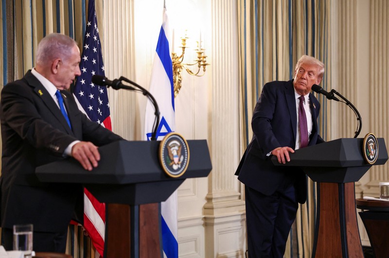 Presiden AS Donald Trump dan Perdana Menteri Israel Benjamin Netanyahu berjabat tangan pada konferensi pers bersama di Ruang Makan Negara di Gedung Putih di Washington, D.C., AS, 29 September 2025. (REUTERS/Jonathan Ernst)