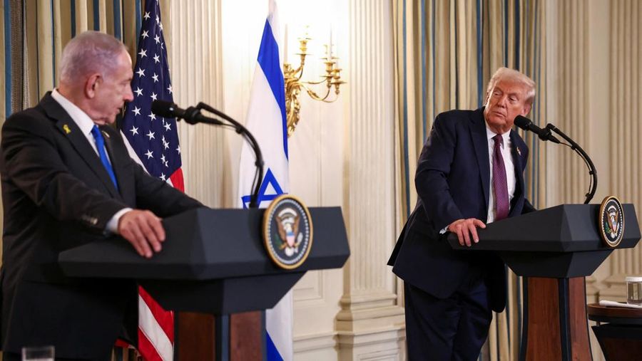 Presiden AS Donald Trump dan Perdana Menteri Israel Benjamin Netanyahu berjabat tangan pada konferensi pers bersama di Ruang Makan Negara di Gedung Putih di Washington, D.C., AS, 29 September 2025. (REUTERS/Jonathan Ernst)