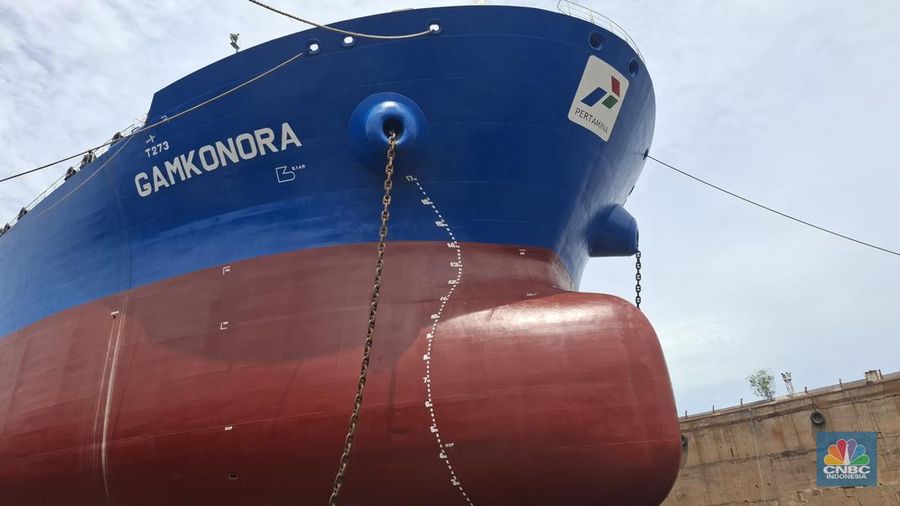 PT Pertamina International Shipping (PIS), anak usaha dari PT Pertamina (Persero) tengah melakukan peremajaan salah saru armadanya yakni kapal MT Gamkonora. (CNBC Indonesia/Chandra Dwi Pranata)