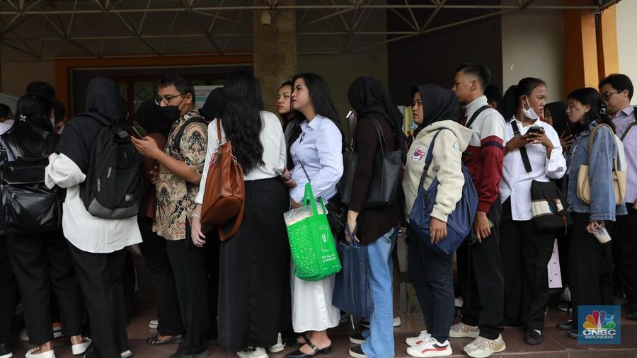 Sejumlah pencari kerja memadati stan-stan lowongan magang di ajang Jakarta Job Fest 2025 yang digelar di Gedung Pertemuan Pertamina, Jakarta, Selasa (30/9/2025). (CNBC Indonesia/Muhammad Sabki)