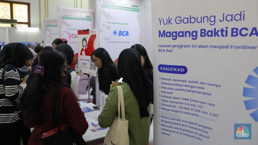 Sejumlah pencari kerja memadati stan-stan lowongan magang di ajang Jakarta Job Fest 2025 yang digelar di Gedung Pertemuan Pertamina, Jakarta, Selasa (30/9/2025). (CNBC Indonesia/Muhammad Sabki)