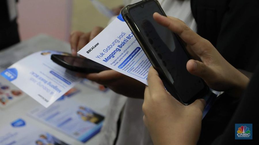 Sejumlah pencari kerja memadati stan-stan lowongan magang di ajang Jakarta Job Fest 2025 yang digelar di Gedung Pertemuan Pertamina, Jakarta, Selasa (30/9/2025). (CNBC Indonesia/Muhammad Sabki)