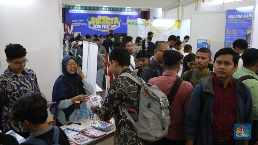 Sejumlah pencari kerja memadati stan-stan lowongan magang di ajang Jakarta Job Fest 2025 yang digelar di Gedung Pertemuan Pertamina, Jakarta, Selasa (30/9/2025). (CNBC Indonesia/Muhammad Sabki)