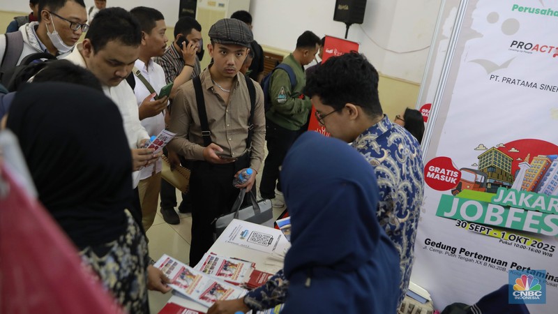 Sejumlah pencari kerja memadati stan-stan lowongan magang di ajang Jakarta Job Fest 2025 yang digelar di Gedung Pertemuan Pertamina, Jakarta, Selasa (30/9/2025). (CNBC Indonesia/Muhammad Sabki)