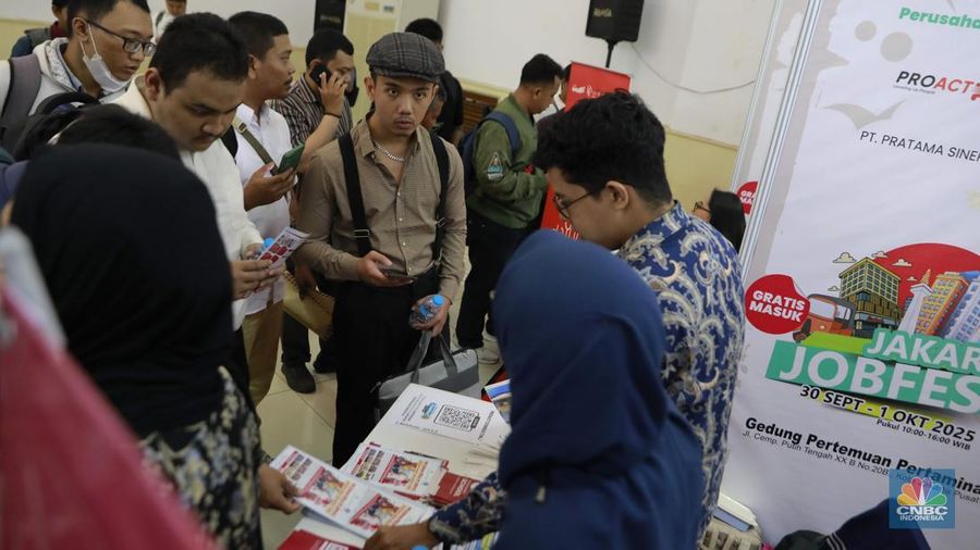 Sejumlah pencari kerja memadati stan-stan lowongan magang di ajang Jakarta Job Fest 2025 yang digelar di Gedung Pertemuan Pertamina, Jakarta, Selasa (30/9/2025). (CNBC Indonesia/Muhammad Sabki) Sejumlah pencari kerja memadati stan-stan lowongan magang di ajang Jakarta Job Fest 2025 yang digelar di Gedung Pertemuan Pertamina, Jakarta, Selasa (30/9/2025). (CNBC Indonesia/Muhammad Sabki)