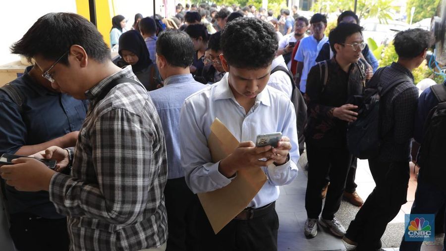 Sejumlah pencari kerja memadati stan-stan lowongan magang di ajang Jakarta Job Fest 2025 yang digelar di Gedung Pertemuan Pertamina, Jakarta, Selasa (30/9/2025). (CNBC Indonesia/Muhammad Sabki)