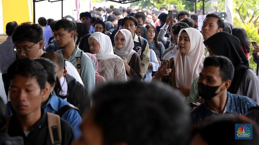 Sejumlah pencari kerja memadati stan-stan lowongan magang di ajang Jakarta Job Fest 2025 yang digelar di Gedung Pertemuan Pertamina, Jakarta, Selasa (30/9/2025). (CNBC Indonesia/Muhammad Sabki)