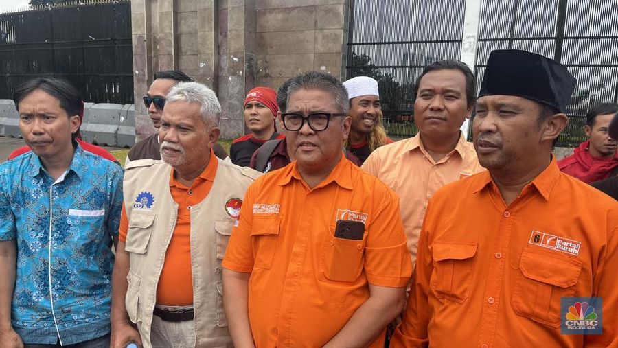Sekjen Partai Buruh Ferri Nuzarli di depan Gedung DPR RI, Selasa (30/9/2025). (CNBC Indonesia/Ferry Sandi)