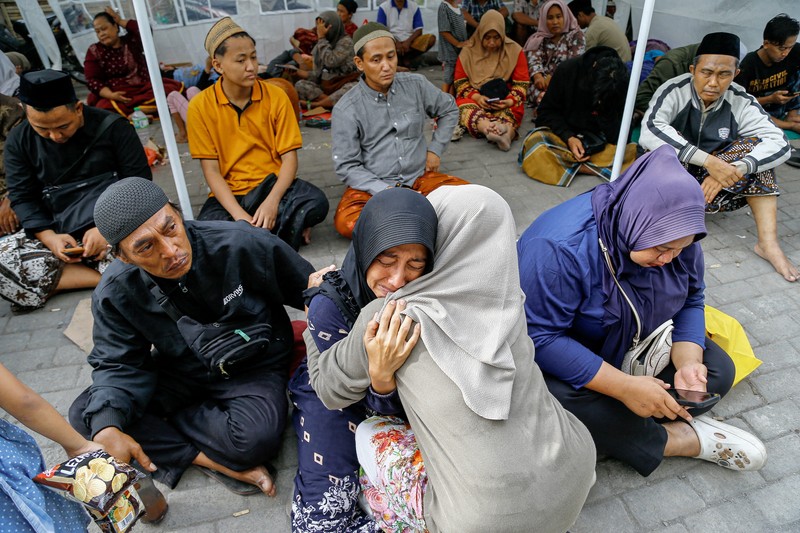 Petugas pencarian dan penyelamatan mencari korban di tengah reruntuhan bangunan setelah aula runtuh saat para siswa sedang salat di pondok pesantren Al-Khoziny di Sidoarjo, Jawa Timur, Indonesia, 29 September 2025. (Dok. Detikcom/Suparno)