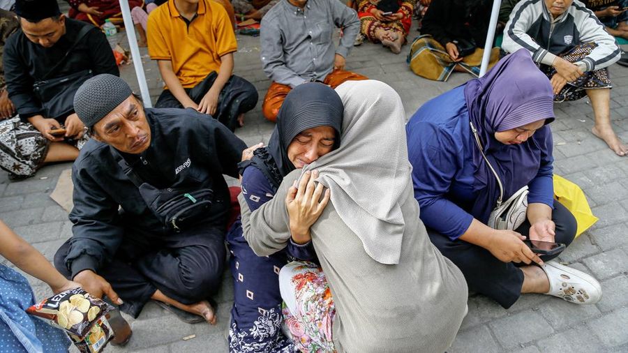 Petugas pencarian dan penyelamatan mencari korban di tengah reruntuhan bangunan setelah aula runtuh saat para siswa sedang salat di pondok pesantren Al-Khoziny di Sidoarjo, Jawa Timur, Indonesia, 29 September 2025. (Dok. Detikcom/Suparno)